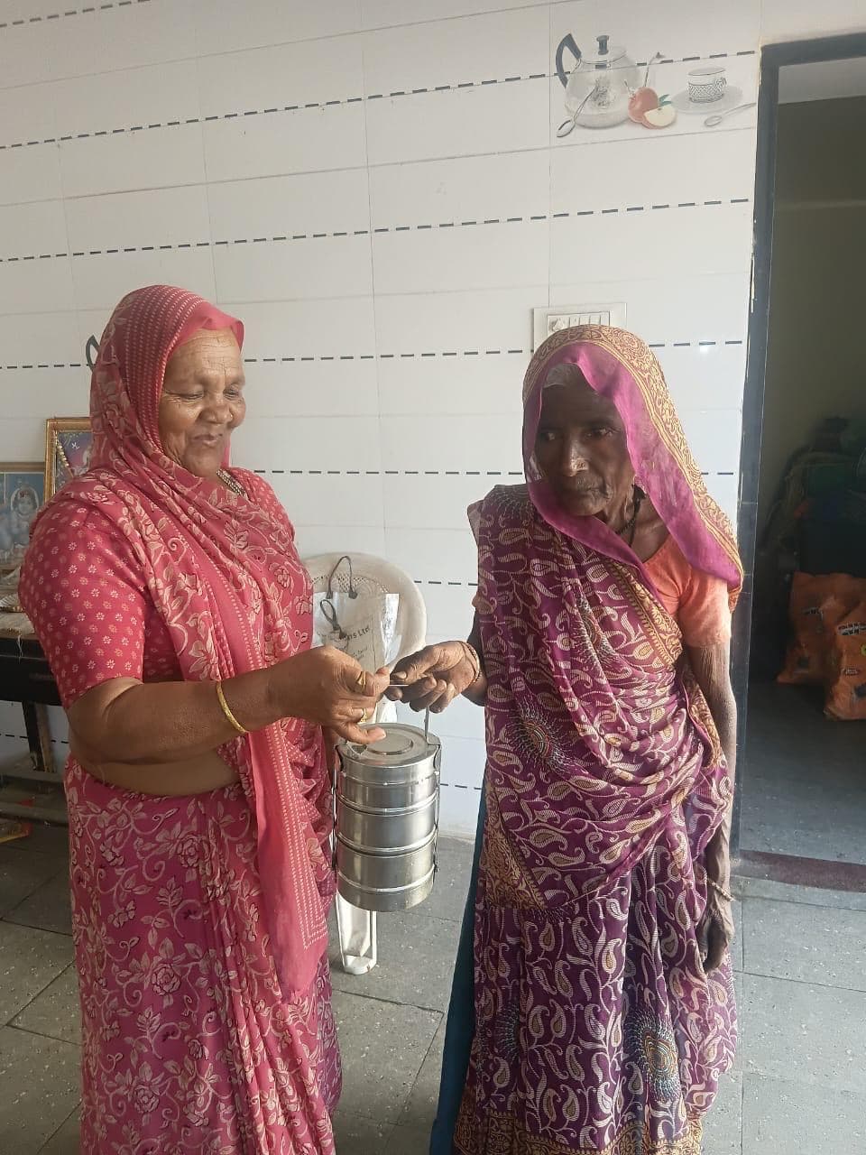 દૈનિક ટિફિન વિતરણ
